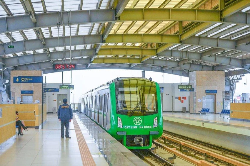 Tàu Cát Linh - Hà Đông trên đường vào ga. Ảnh: PHI HÙNG Tàu Cát Linh - Hà Đông trên đường vào ga. Ảnh: PHI HÙNG