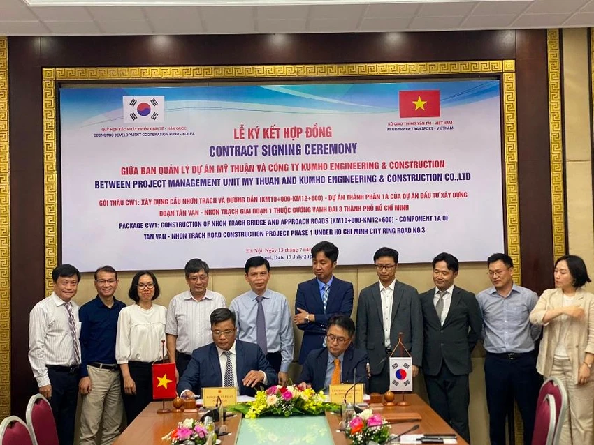 Lãnh đạo Bộ GTVT chứng kiến lễ ký kết. Ảnh: V.DŨNG Lãnh đạo Bộ GTVT chứng kiến lễ ký kết. Ảnh: V.DŨNG