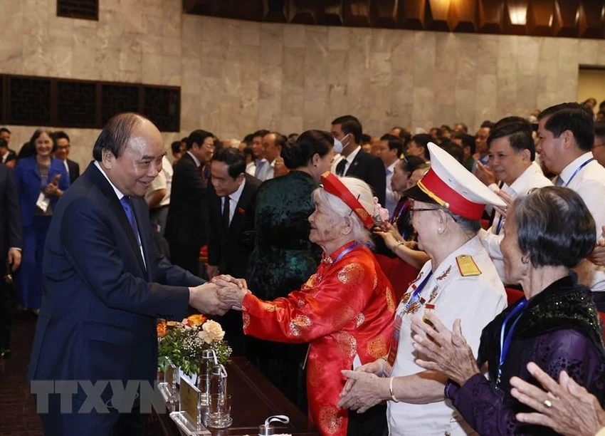 Chủ tịch nước Nguyễn Xuân Phúc gặp gỡ các mẹ Việt Nam Anh hùng. Ảnh: TTXVN Chủ tịch nước Nguyễn Xuân Phúc gặp gỡ các mẹ Việt Nam Anh hùng. Ảnh: TTXVN
