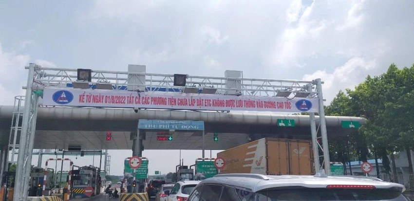 Nhà đầu tư dán thông báo cấm xe chưa dán thẻ ETC lưu thông trên cao tốc. Ảnh: V.LONG Nhà đầu tư dán thông báo cấm xe chưa dán thẻ ETC lưu thông trên cao tốc. Ảnh: V.LONG
