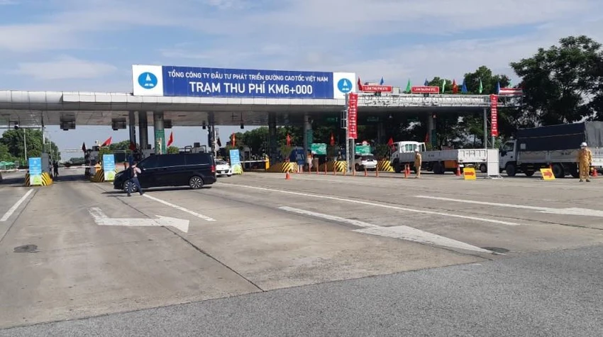 Xe chưa dán thẻ được vận động vào khu vực dán thẻ. Ảnh: V.LONG Xe chưa dán thẻ được vận động vào khu vực dán thẻ. Ảnh: V.LONG