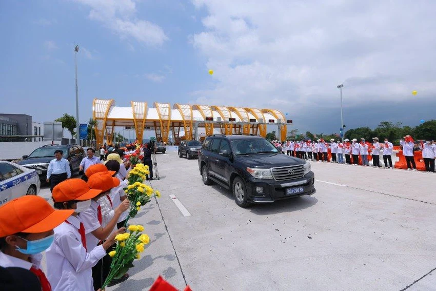 Lễ thông xe tuyến cao tốc Vân Đồn - Móng Cái. Ảnh: V.LONG Lễ thông xe tuyến cao tốc Vân Đồn - Móng Cái. Ảnh: V.LONG
