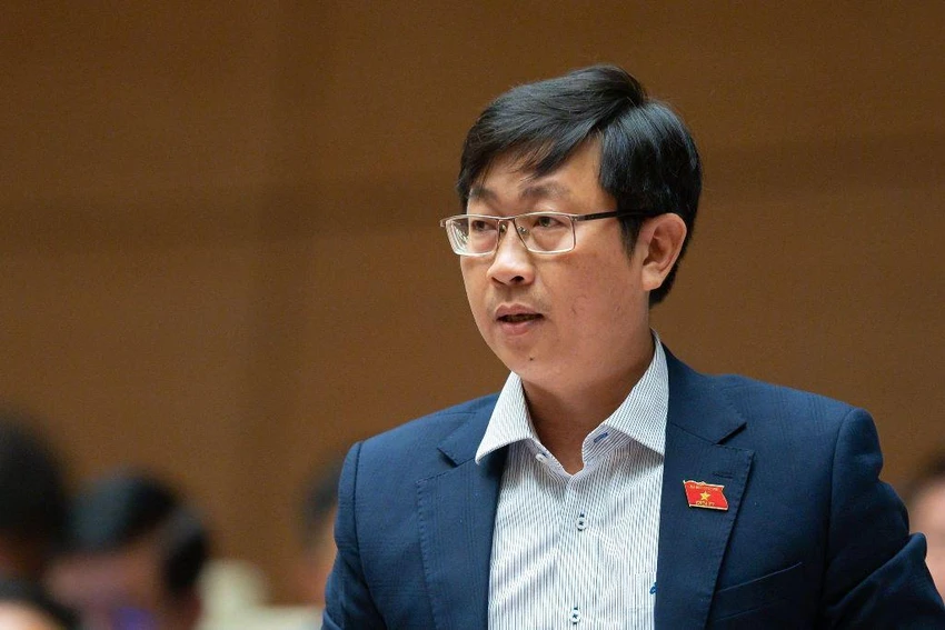 ĐB Nguyễn Hữu Thông, Bình Thuận nêu vấn đề trước nghị trường Quốc hội. ĐB Nguyễn Hữu Thông, Bình Thuận nêu vấn đề trước nghị trường Quốc hội.