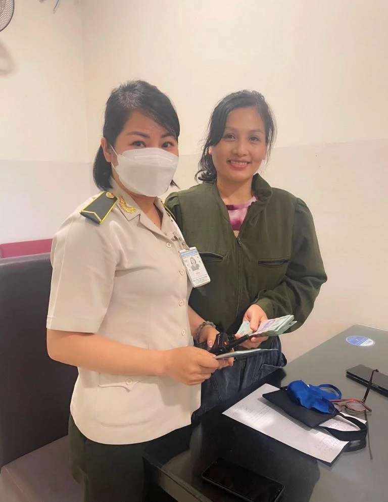 Nhân viên an ninh hàng không trả lại ví cho hành khách. Ảnh: N.LONG Nhân viên an ninh hàng không trả lại ví cho hành khách. Ảnh: N.LONG