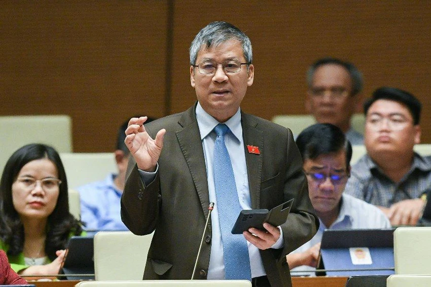 ĐB Nguyễn Anh Trí tranh luận lại phần trả lời của Bộ trưởng Bộ Công Thương. Ảnh: Đ.MINH ĐB Nguyễn Anh Trí tranh luận lại phần trả lời của Bộ trưởng Bộ Công Thương. Ảnh: Đ.MINH