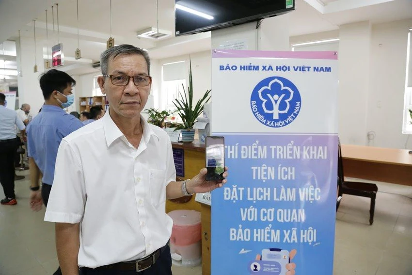 Những người dân TP.HCM đầu tiên trải nghiệm tính năng đặt lịch làm việc trực tuyến với cơ quan bảo hiểm. Những người dân TP.HCM đầu tiên trải nghiệm tính năng đặt lịch làm việc trực tuyến với cơ quan bảo hiểm.