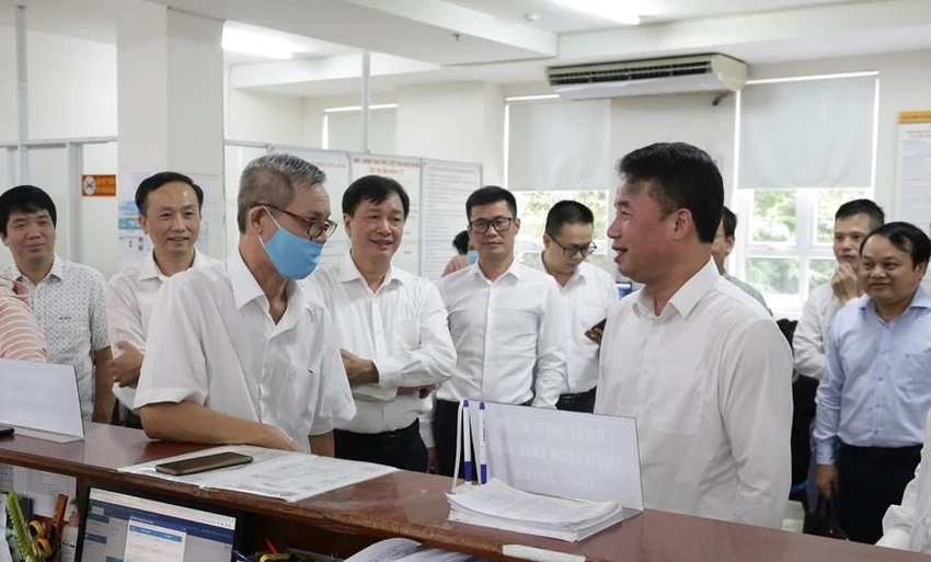 Lãnh đạo BHXH Việt Nam trao đổi với người dân đã trải nghiệm tính năng đặt lịch trực tuyến. Lãnh đạo BHXH Việt Nam trao đổi với người dân đã trải nghiệm tính năng đặt lịch trực tuyến.