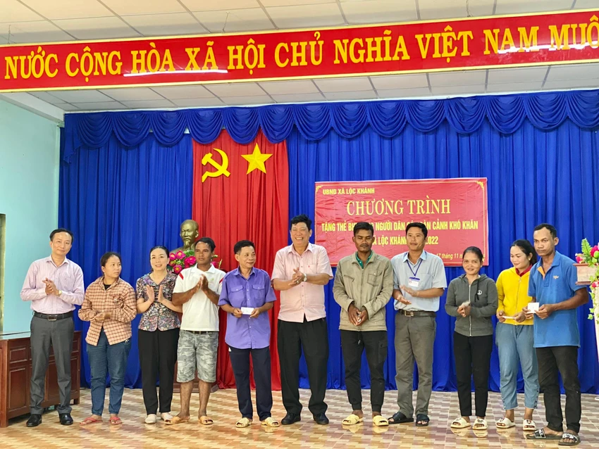 Chương trình tặng thẻ BHYT cho người dân. Ảnh: V.LONG Chương trình tặng thẻ BHYT cho người dân