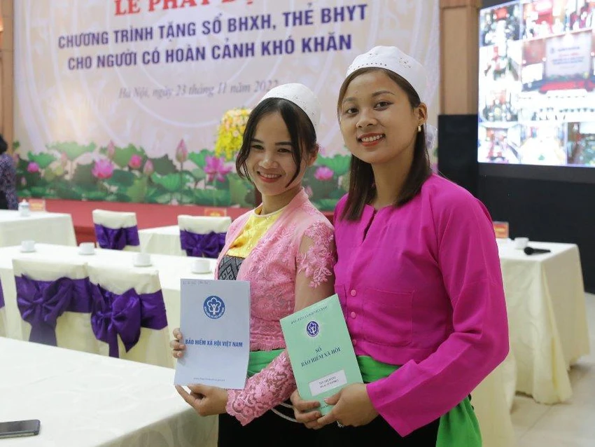 Chị Bùi Thị Hằng - tỉnh Hòa Bình (bên phải) cho biết sau khi được tặng sổ BHXH tự nguyện sẽ cố gắng tiếp tục tham gia vào những năm sau. Ảnh: V.LONG Chị Bùi Thị Hằng - tỉnh Hòa Bình (bên phải) cho biết sau khi được tặng sổ BHXH tự nguyện sẽ cố gắng tiếp tục tham gia vào những năm sau. Ảnh: V.LONG