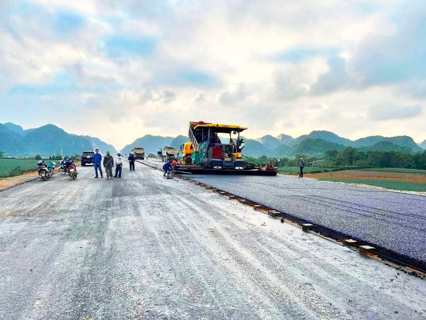 Nhà thầu đang thi công dự án cao tốc Bắc - Nam đoạn Mai Sơn - Quốc lộ 45. Ảnh: V.DŨNG Nhà thầu đang thi công dự án cao tốc Bắc - Nam đoạn Mai Sơn - Quốc lộ 45. Ảnh: V.DŨNG