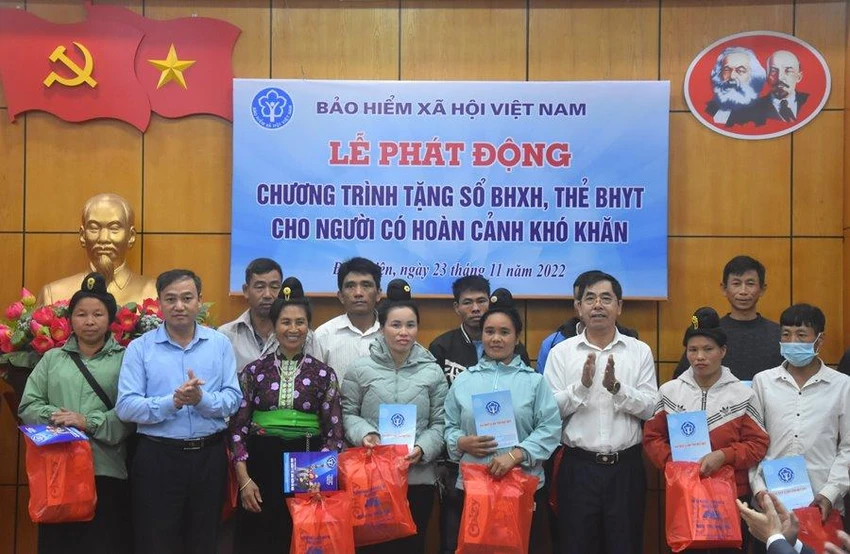 Những người dân nghèo được trao tặng sổ BHXH. Ảnh: V.DUY Những người dân nghèo được trao tặng sổ BHXH. Ảnh: V.DUY