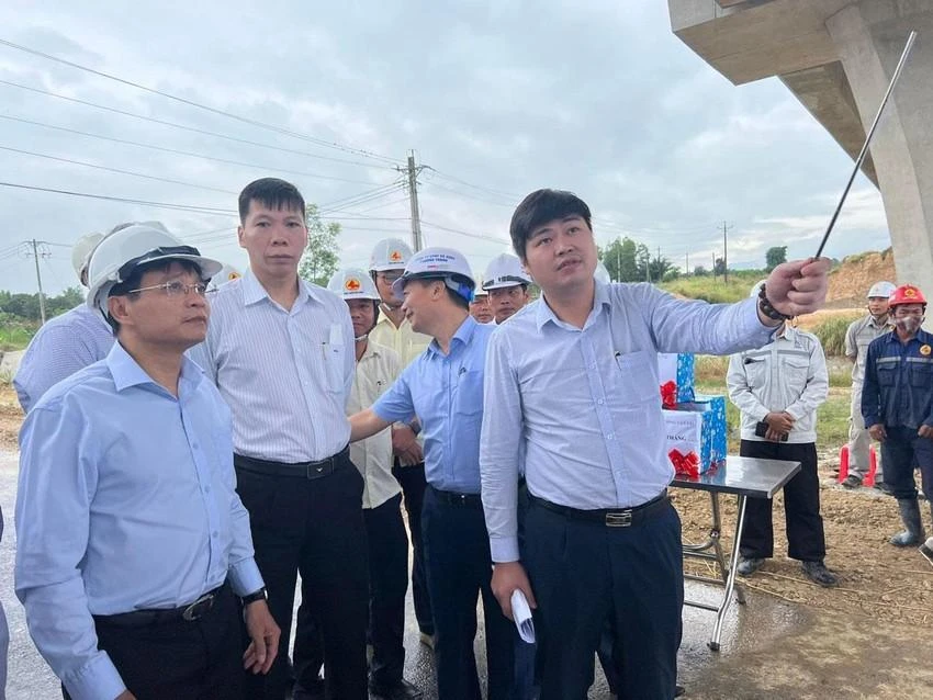 Bộ trưởng Bộ GTVT Nguyễn Văn Thắng (ngoài cùng bên trái) kiểm tra dự án Phan Thiết - Dầu Giây. Ảnh: PLO Bộ trưởng Bộ GTVT Nguyễn Văn Thắng (ngoài cùng bên trái) kiểm tra dự án Phan Thiết - Dầu Giây. Ảnh: PLO