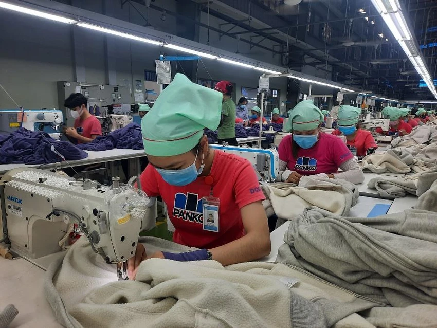 Những tháng cuối năm nhiều lao động phải giãn hợp đồng lao động do đơn hàng ít. Ảnh: V.LONG