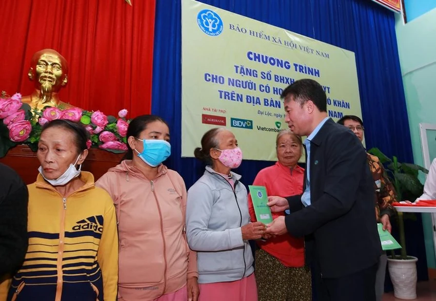 Tổng Giám đốc Nguyễn Thế Mạnh tặng sổ BHXH cho người nghèo. Tổng Giám đốc Nguyễn Thế Mạnh tặng sổ BHXH cho người nghèo.