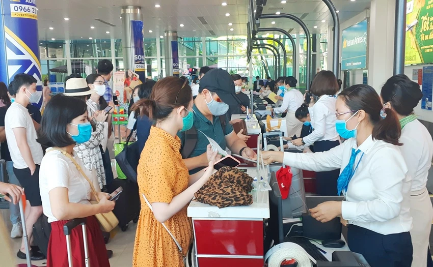 Hành khách đang trình giấy tờ tùy thân để lấy vé lên máy bay. Ảnh: V.LONG Hành khách đang trình giấy tờ tùy thân để lấy vé lên máy bay. Ảnh: V.LONG