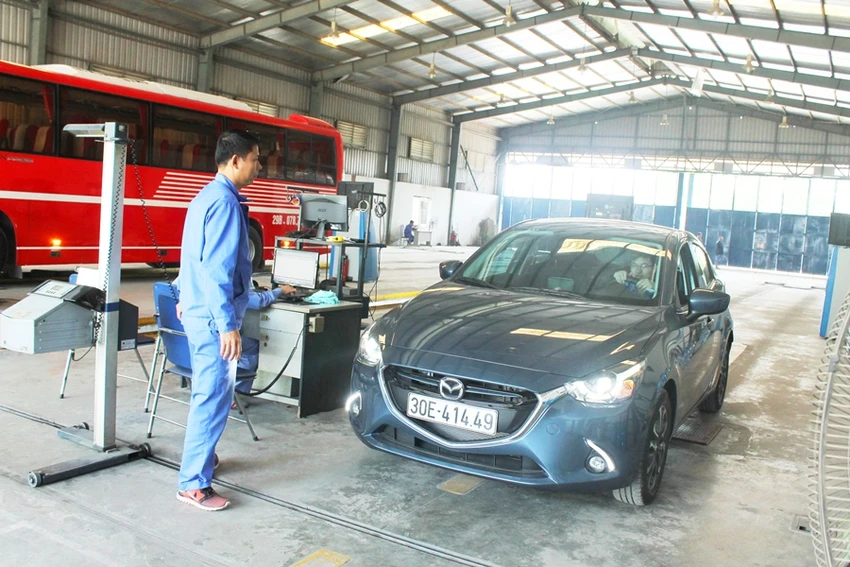 Đăng kiểm viên đang thực hiện quy trình kiểm tra xe. Ảnh: V.LONG Đăng kiểm viên đang thực hiện quy trình kiểm tra xe. Ảnh: V.LONG