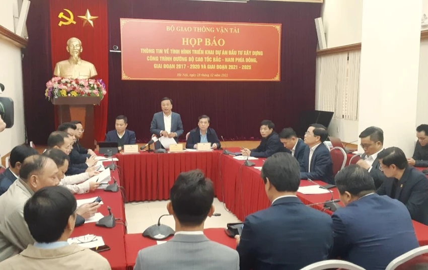 Thứ trưởng Bộ GTVT Nguyễn Danh Huy trả lời câu hỏi của phóng viên. Ảnh: V.LONG Thứ trưởng Bộ GTVT Nguyễn Danh Huy trả lời câu hỏi của phóng viên. Ảnh: V.LONG