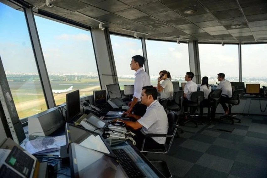Các nhân viên thực hiện công việc điều hành bay. Ảnh minh họa: VATM