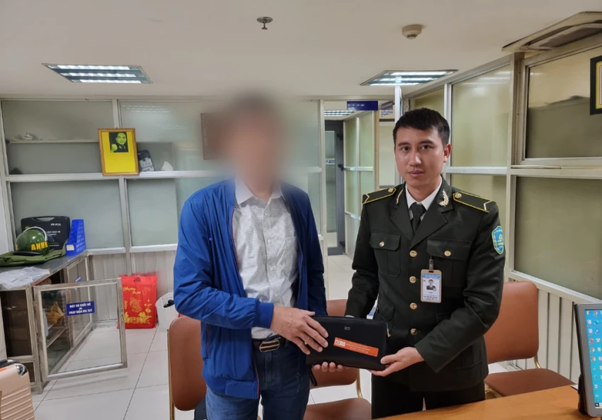 Hành khách được nhận lại chiếc ví đã đánh mất trước đó. Ảnh: N.HÀ Hành khách được nhận lại chiếc ví đã đánh mất trước đó. Ảnh: N.HÀ