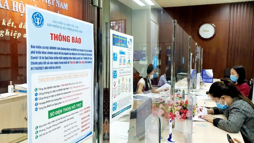 Những người hưởng lương hưu được nhận gộp hai tháng lương trong dịp Tết. Ảnh: V.LONG Những người hưởng lương hưu được nhận gộp hai tháng lương trong dịp Tết. Ảnh: V.LONG