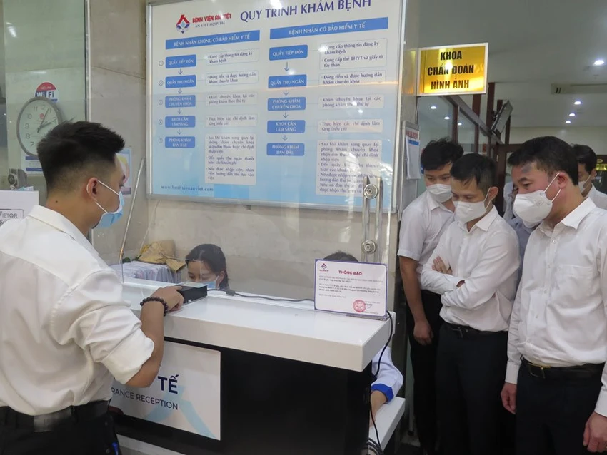 Người dân ứng dụng công nghệ trong quá trình khám chữa bệnh bằng thẻ BHYT. Ảnh: V.LONG Người dân ứng dụng công nghệ trong quá trình khám chữa bệnh bằng thẻ BHYT. Ảnh: V.LONG