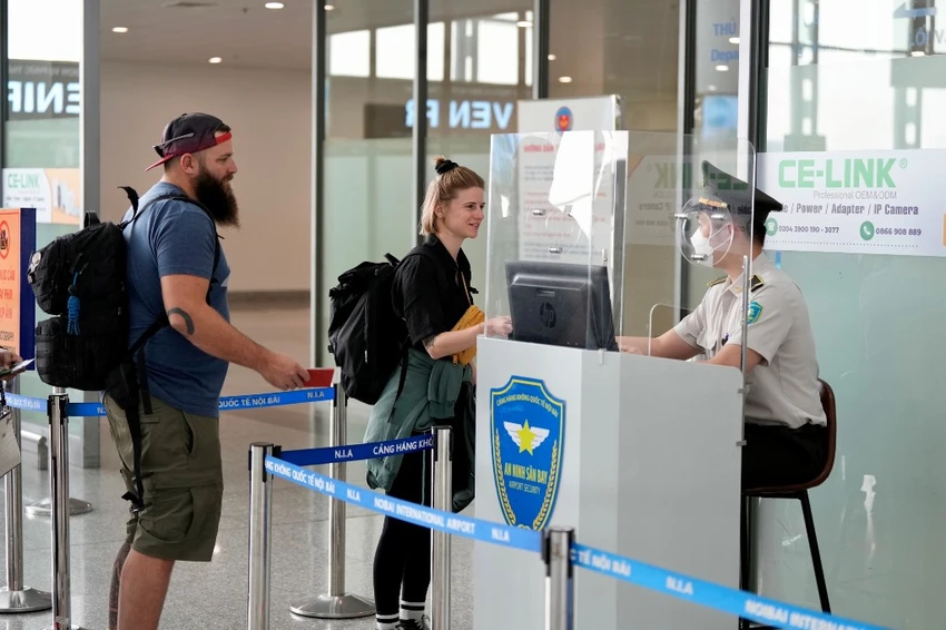 Lượng khách quốc tế qua sân bay Nội Bài đang tăng dần. Ảnh: N.HÀ Lượng khách quốc tế qua sân bay Nội Bài đang tăng dần. Ảnh: N.HÀ