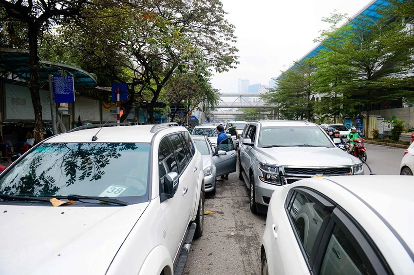 Người dân xếp hàng chờ đăng kiểm phương tiện. Ảnh: PHI HÙNG