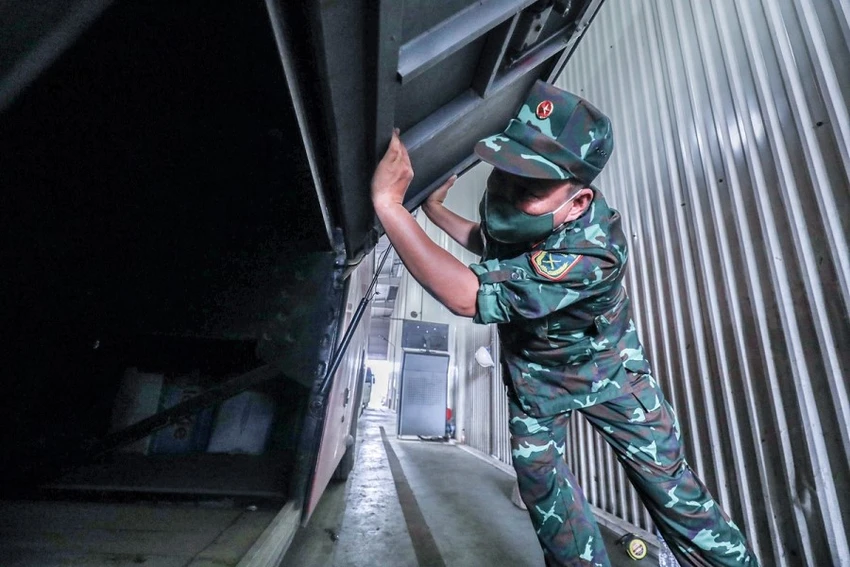 Lực lượng đăng kiểm quân đội hỗ trợ các trung tâm đăng kiểm.