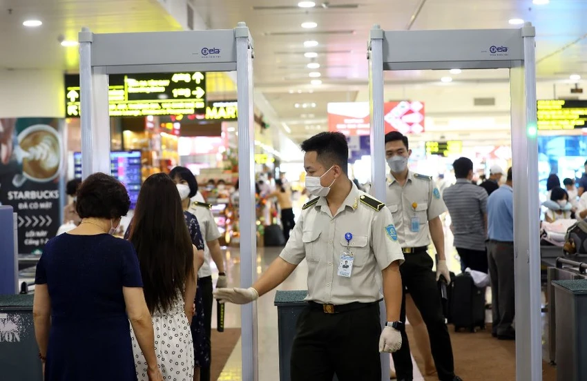 Nhân viên hàng không kiểm tra hành lý của khách. Ảnh: V.LONG Nhân viên hàng không kiểm tra hành lý của khách. Ảnh: V.LONG