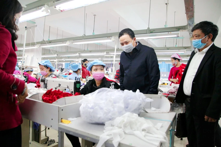 Người lao động tại một công ty may. Hỗ trợ tiền thuê nhà cho lao động