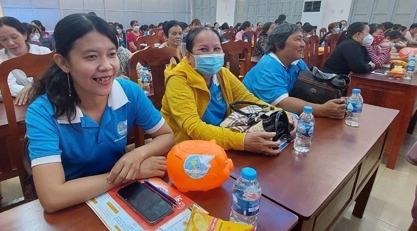 Các hội viên phụ nữ phấn khởi tham gia “Nuôi heo đất tiết kiệm tham gia BHXH tự nguyện” tại tỉnh Bến Tre. Các hội viên phụ nữ phấn khởi tham gia “Nuôi heo đất tiết kiệm tham gia BHXH tự nguyện” tại tỉnh Bến Tre.