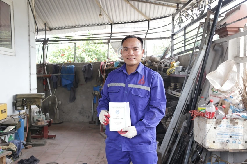 Anh Nguyễn Văn Thủy cảm thấy may mắn khi tham gia bảo hiểm. Anh Nguyễn Văn Thủy cảm thấy may mắn khi tham gia bảo hiểm.