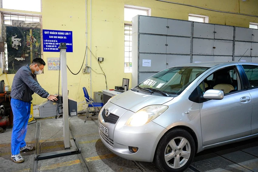 Nhân viên đăng kiểm thực hiện các bước kiểm định xe. Ảnh: V.LONG