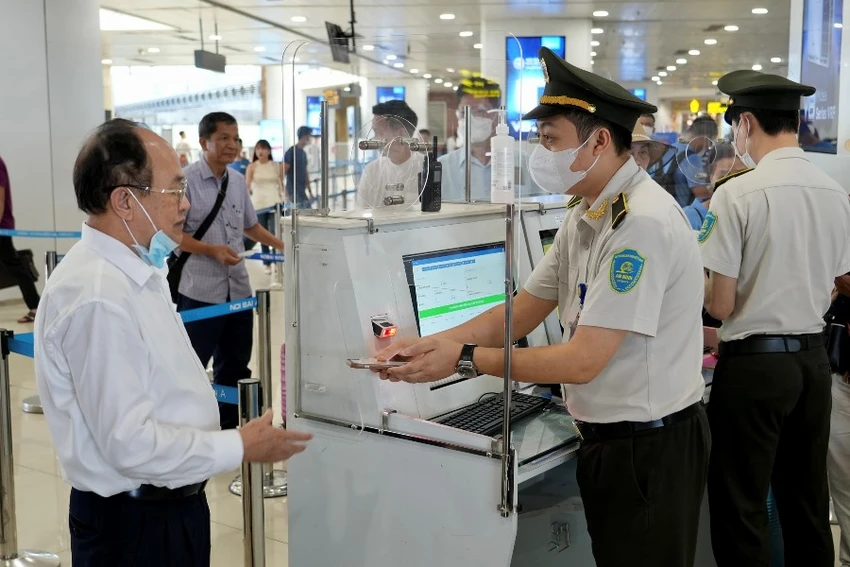 Hành khách sử dụng tài khoản định danh VneID để làm thủ tục. Ảnh: N.LONG Hành khách sử dụng tài khoản định danh VneID để làm thủ tục. Ảnh: N.LONG