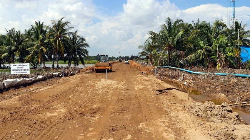 Dự án thành phần đoạn Cần Thơ - Hậu Giang - Cà Mau. Ảnh: CHÂU ANH Dự án thành phần đoạn Cần Thơ - Hậu Giang - Cà Mau. Ảnh: CHÂU ANH