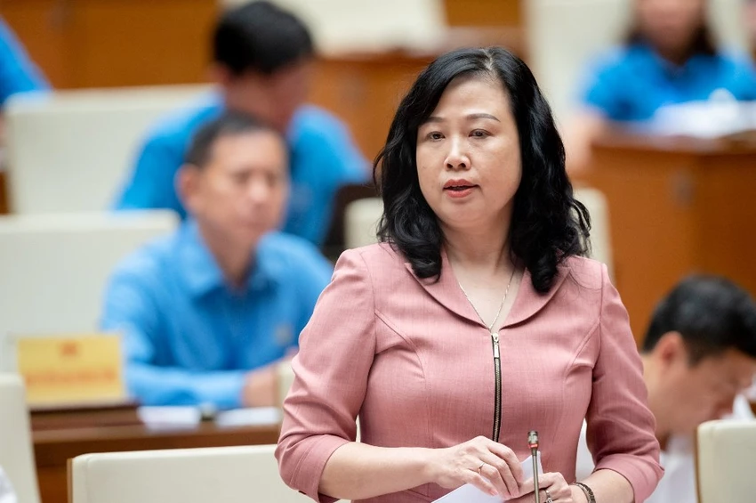 Bộ trưởng Bộ Y tế Đào Hồng Lan trả lời câu hỏi của công nhân. Ảnh: ĐỨC MINH