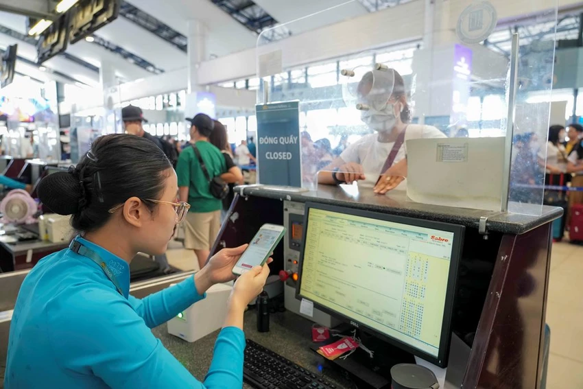 Nhân viên mặt đất kiểm tra thủ tục hành khách qua ứng dụng VneID. Ảnh: N.LONG Nhân viên mặt đất kiểm tra thủ tục hành khách qua ứng dụng VneID. Ảnh: N.LONG