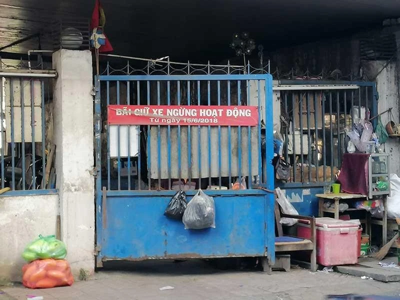 Một bãi giữ xe ở gầm cầu. Ảnh: PLO.VN Một bãi giữ xe ở gầm cầu. Ảnh: PLO.VN