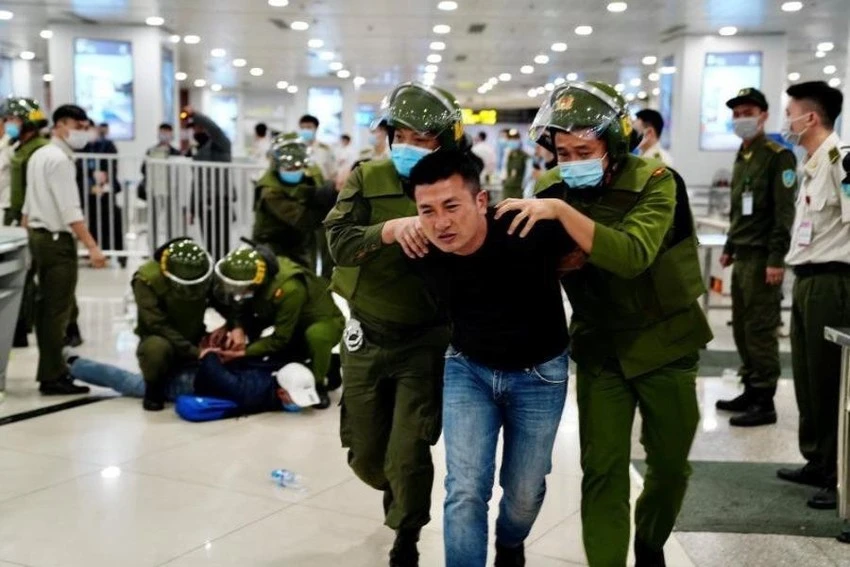 Diễn tập chống khủng bố tại sân bay Nội Bài. Ảnh: N.LONG Diễn tập chống khủng bố tại sân bay Nội Bài. Ảnh: N.LONG
