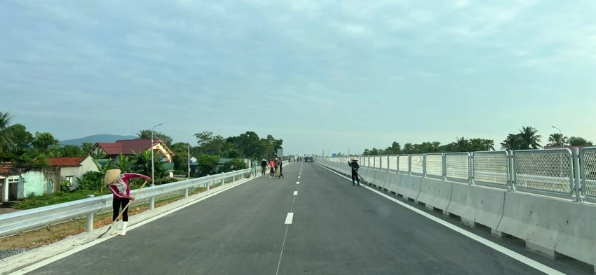 Công nhân vệ sinh đường trước ngày thông xe 1-9. Ảnh: CTV