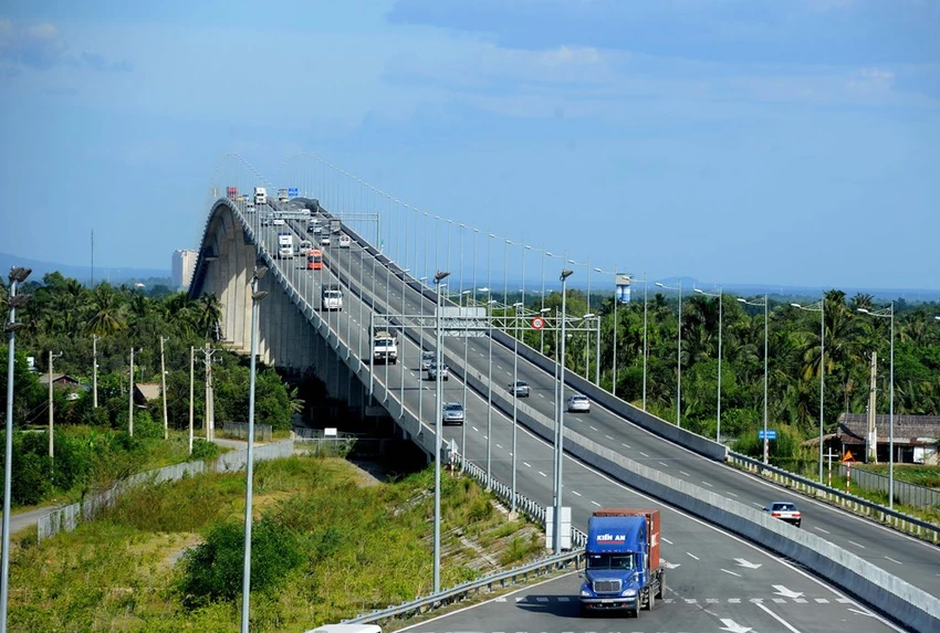 Cao tốc TP.HCM được đầu tư bằng nguồn ngân sách Nhà nước. Ảnh: V.LONG Cao tốc TP.HCM được đầu tư bằng nguồn ngân sách Nhà nước. Ảnh: V.LONG
