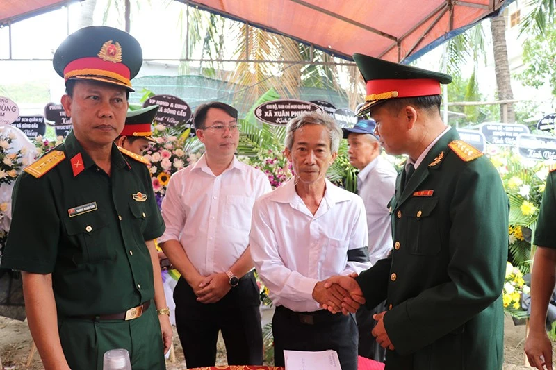 Đồng đội chia sẻ nỗi đau với người thân Trung tá Trương Hồng Kỳ. Ảnh: VŨ XUÂN Đồng đội chia sẻ nỗi đau với người thân Trung tá Trương Hồng Kỳ. Ảnh: VŨ XUÂN
