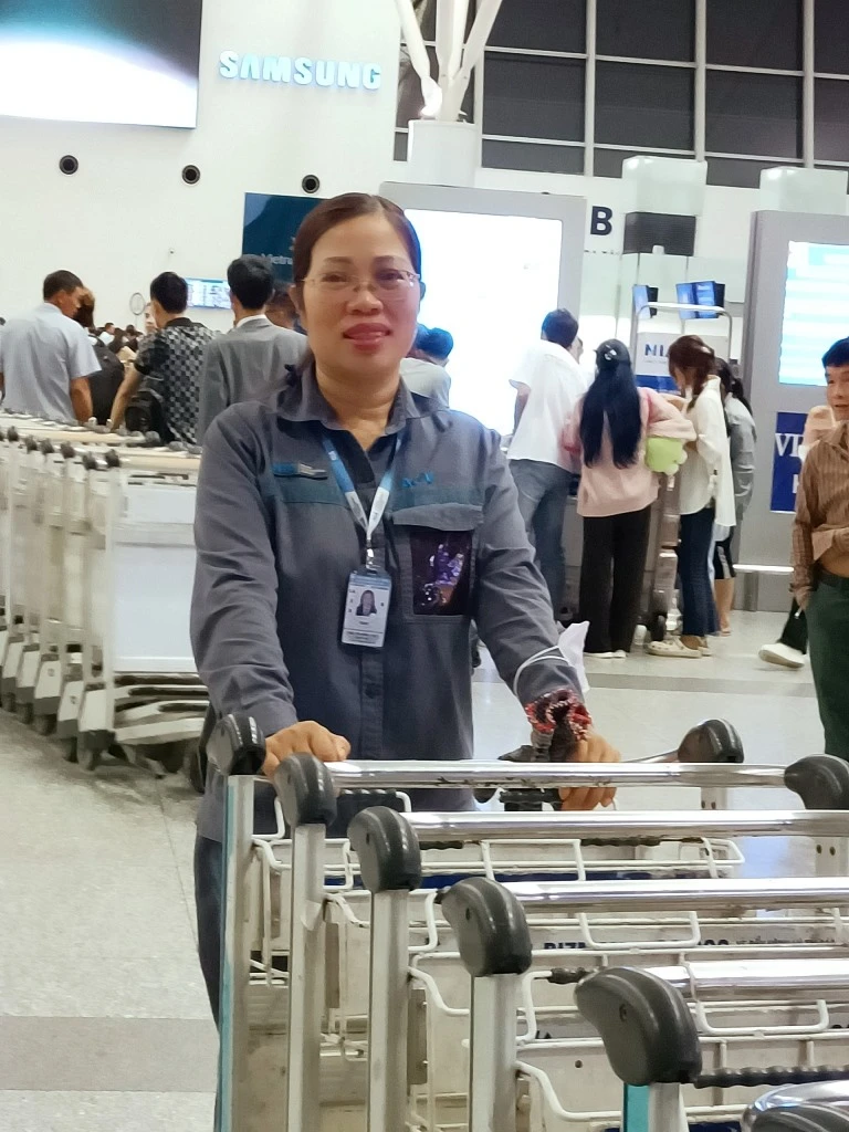 Nhân viên sân bay Nội Bài trả lại giỏ xách có 200 triệu cho khách bỏ quên