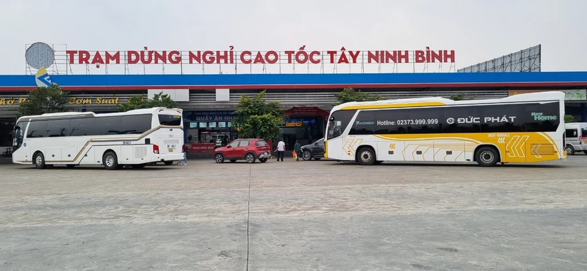 Một trạm dừng nghỉ trên trục tuyến đường cao tốc Bắc - Nam. Ảnh: V.LONG