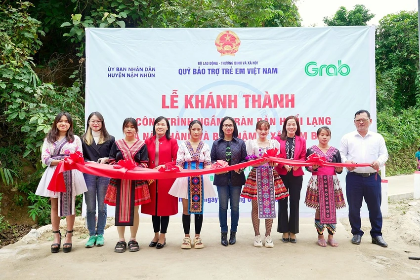Đại diện chính quyền địa phương và các tổ chức cắt băng khánh thành cầu.