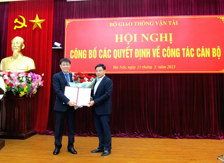 Lãnh đạo Bộ GTVT bổ nhiệm ông Lê Đỗ Mười (tay trái) làm Cục trưởng Cục Hàng hải.