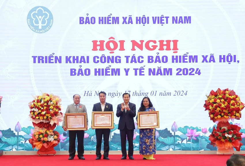 Phó Thủ tướng trao bằng khen cho lãnh đạo và nhân viên BHXH Việt Nam vì có thành tích xuất sắc trong năm 2023.