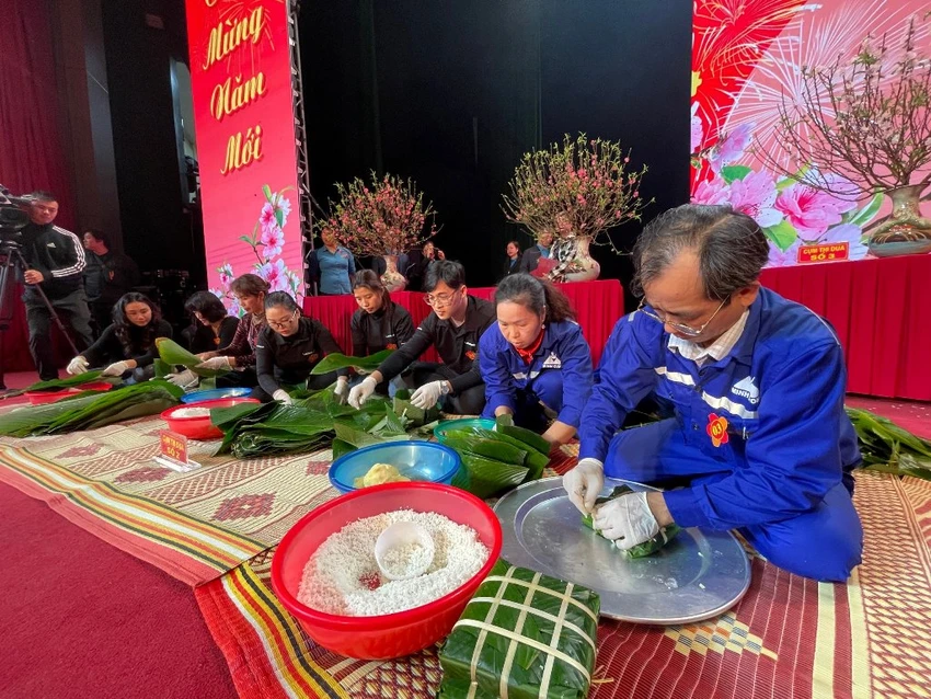 Đoàn viên, người lao động gói bánh chương trong chương trình 'Tết sum vầy - Xuân chia sẻ' do Tổng Liên đoàn lao động Việt Nam tổ chức. Ảnh: V.LONG