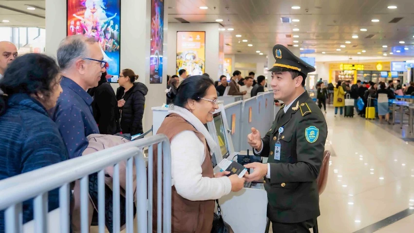 san-bay-noi-bai-don-hon-550-ngan-luot-khach-trong-dip-tet-.jpg