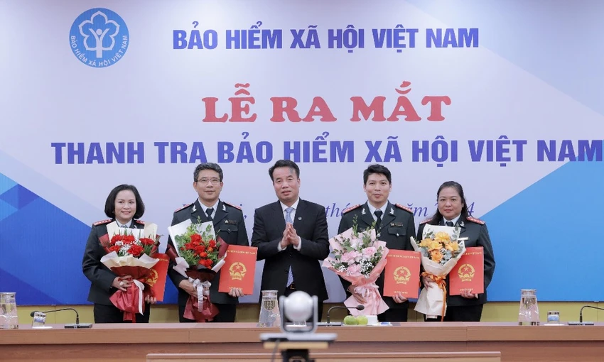 Tổng Giám đốc BHXH Việt Nam Nguyễn Thế Mạnh (đứng giữa) trao quyết định cho lực lượng thanh tra. Ảnh: T.DUY